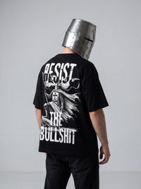 RESIST THE BULLSHIT – fekete – modellfotó
