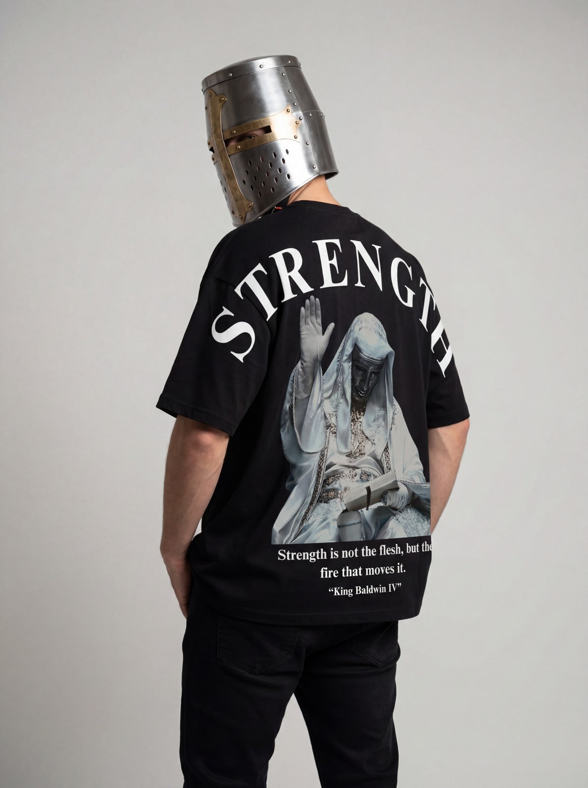 STRENGTH – fekete – modellfotó